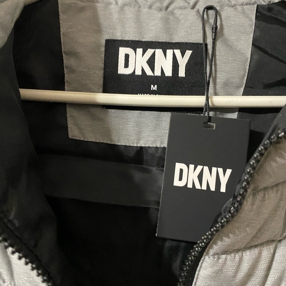 Men’s DKNY Oakland Puffer Vest Size Medium (NWT).  MSRP $98.50 - Picture 3 of 10